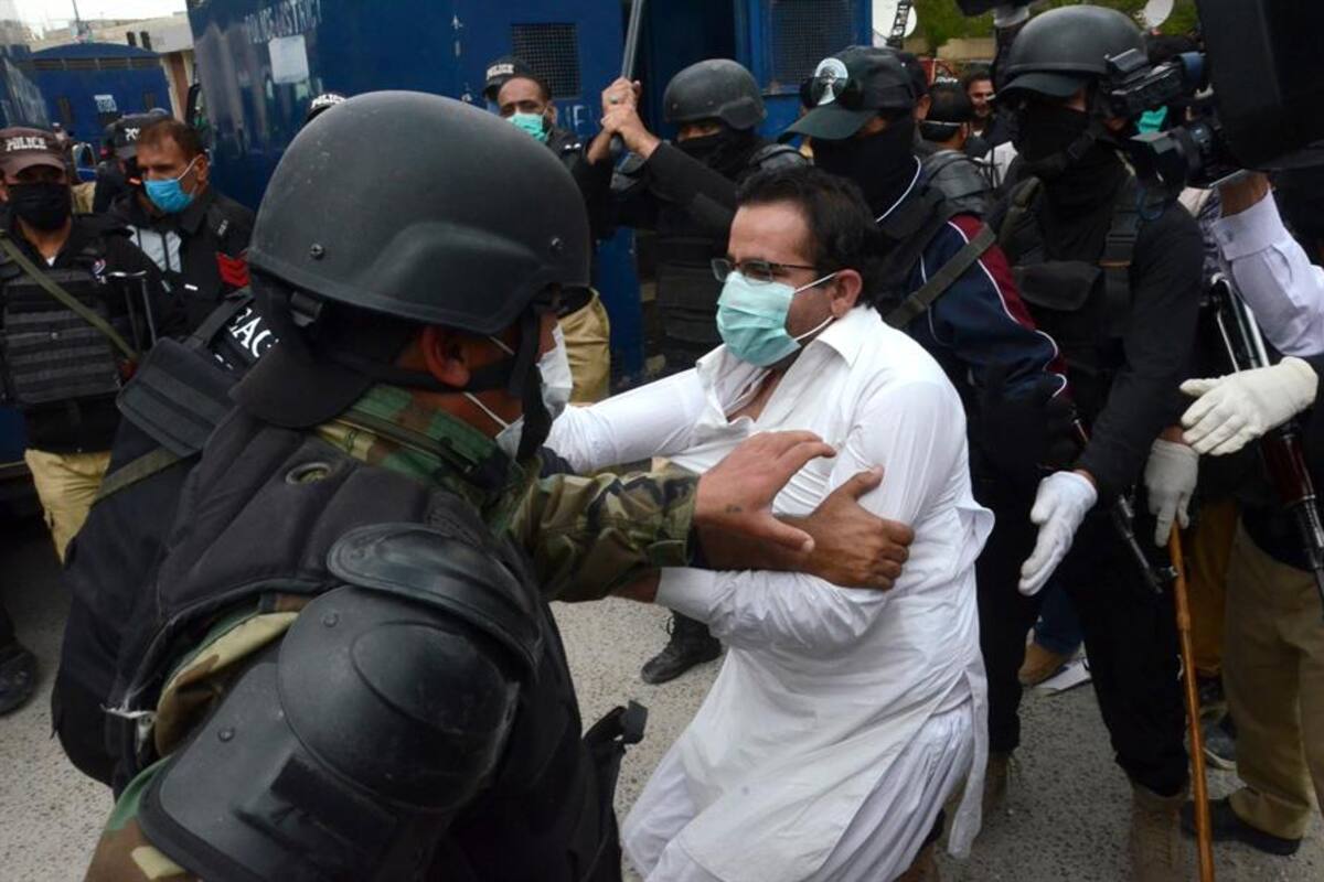 Arrestan a médicos al protestar por falta de protección contra coronavirus en Pakistán