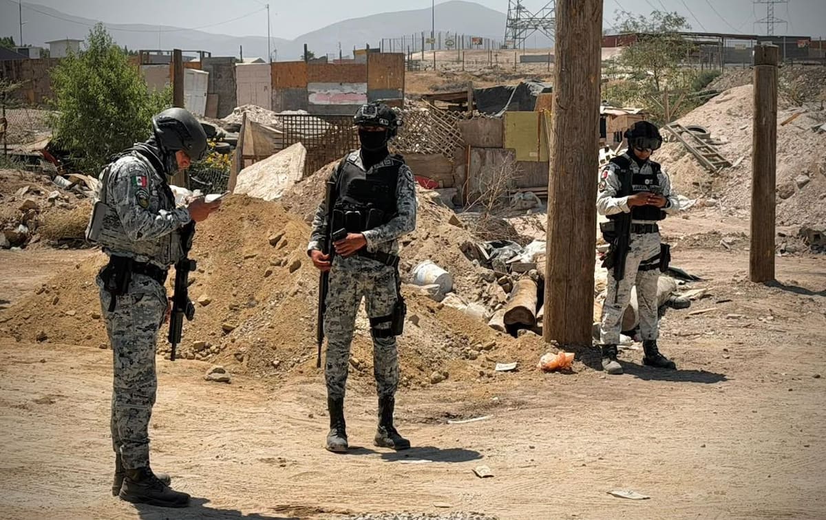 La víctima, de aproximadamente 50 años, fue localizada sin vida con una herida de bala en la cabeza dentro de una vivienda improvisada; no hay detenidos.
Foto: Border Zoom.