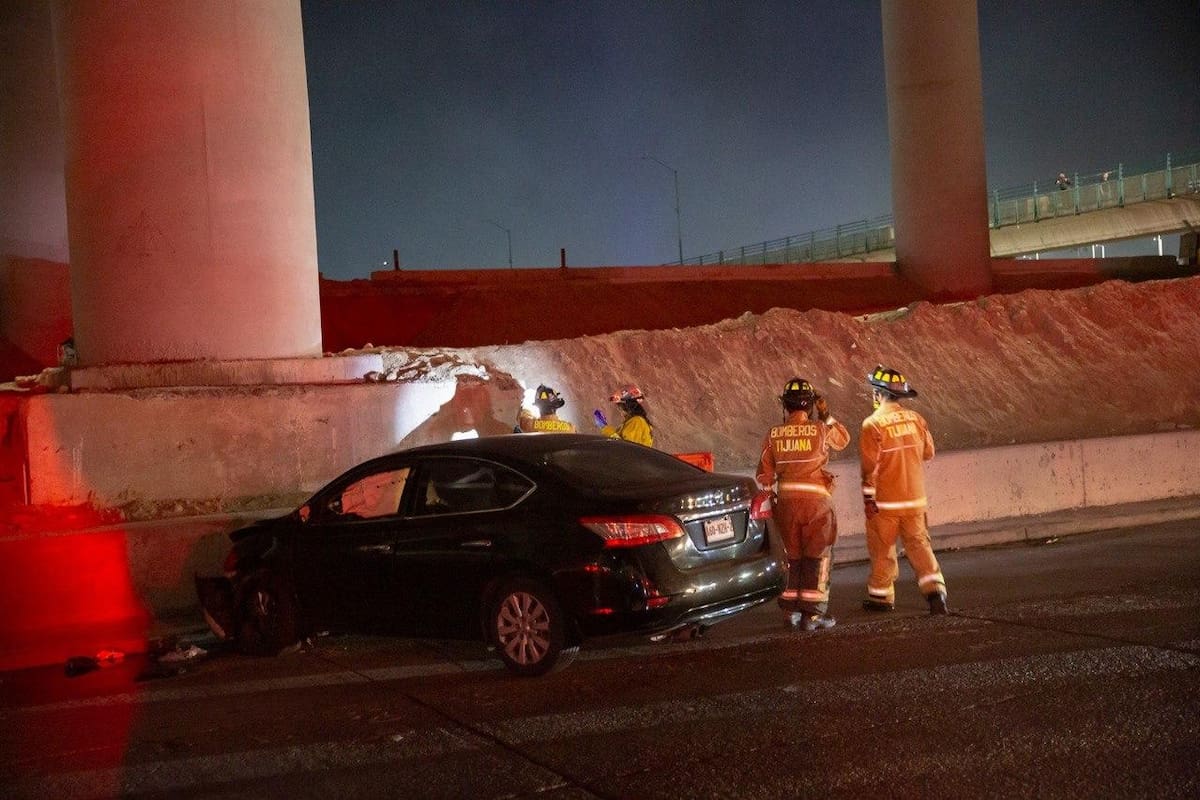 El automovilista resultó con lesiones que no requirieron traslado a un hospital tras el accidente. Foto: Border Zoom