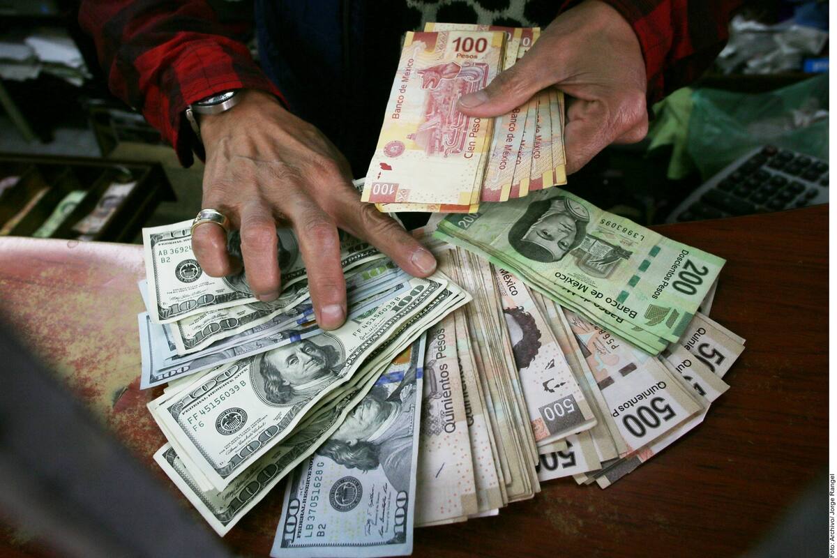 Peso mexicano sigue en caía; es la divisa con mayor depreciación frente al dólar al cierre de la semana