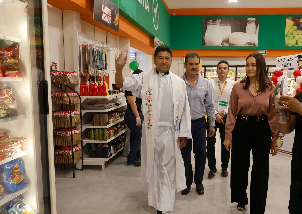 El padre Carlos Ramsés Moreno bendice las instalaciones de la nueva tienda Abarrey en Lomas de Linda Vista.