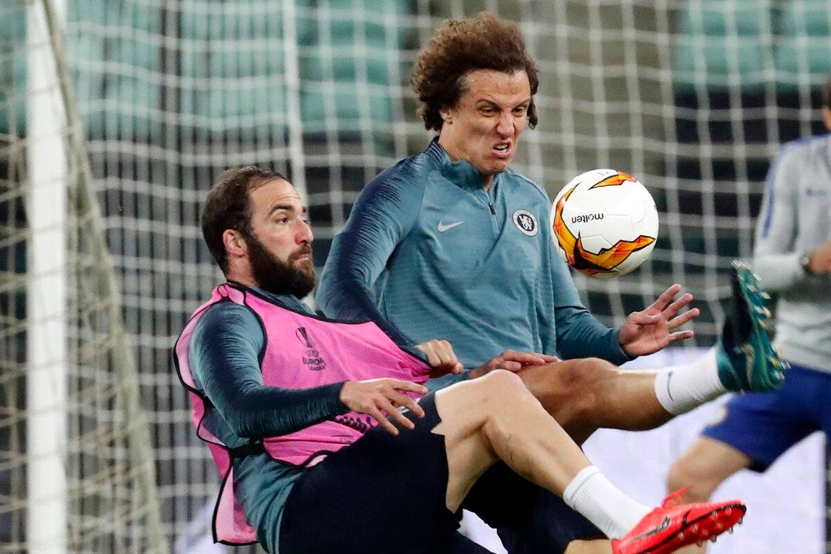Nueva pelea de Higuaín en entrenamiento, ahora con David Luiz