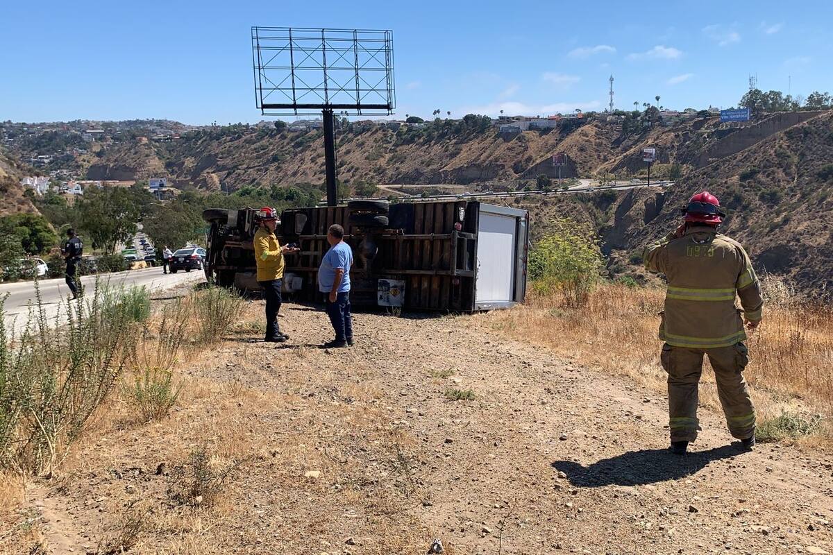 Vuelca camión de carga sobre el Libramiento Sur