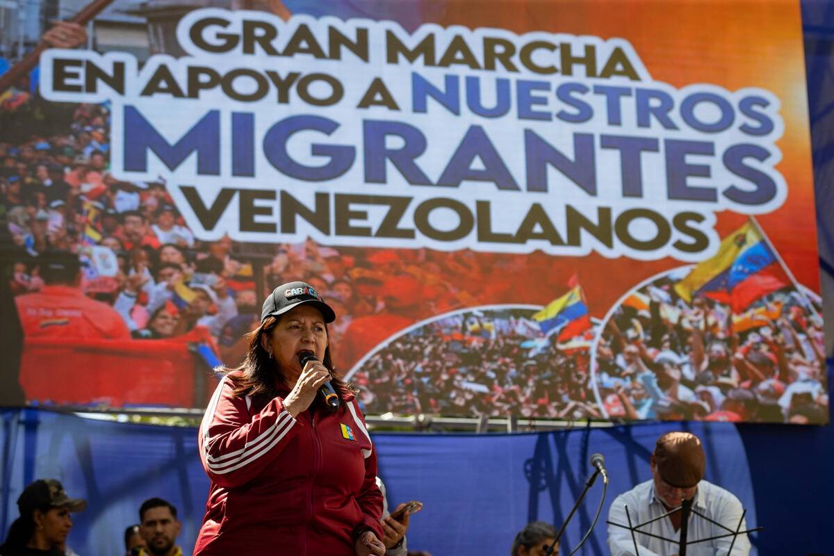 La alcaldesa del municipio Libertador, Carmen Melendez, habla durante una manifestación convocada por el chavismo, en apoyo a los migrantes venezolanos deportados de Estados Unidos a El Salvador, este martes en Caracas (Venezuela). EFE/ Ronald Peña R