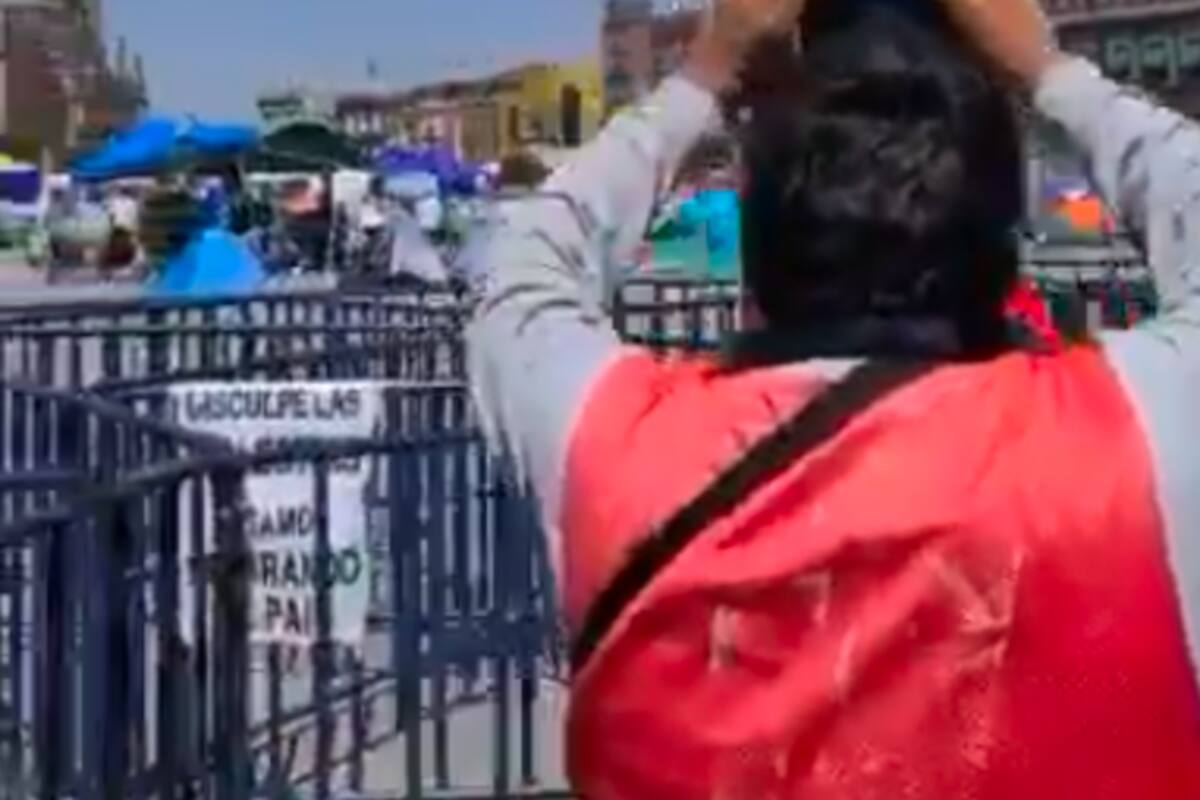 Frenaaa “toma vuelo”, viento “traiciona” plantón contra AMLO en el Zócalo de la CDMX y salen volando carpas