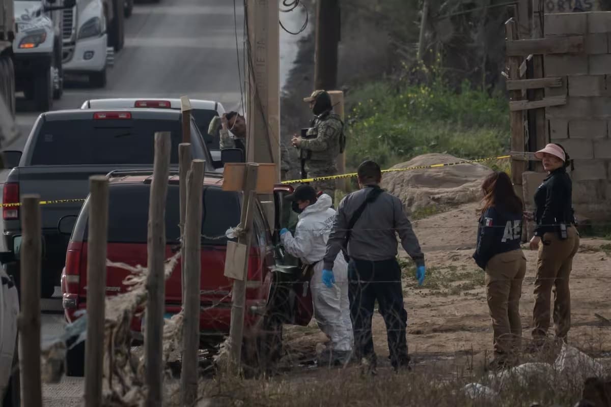Localizan tres cuerpos en camioneta en Valle de las Palmas