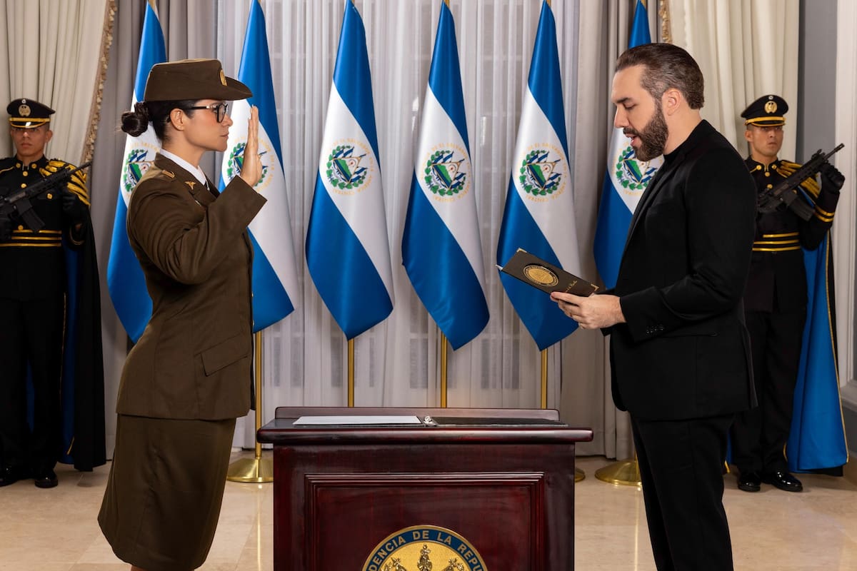 Impone El Salvador disciplina militar en escuelas; rechazan cortes de cabello “extravagantes”