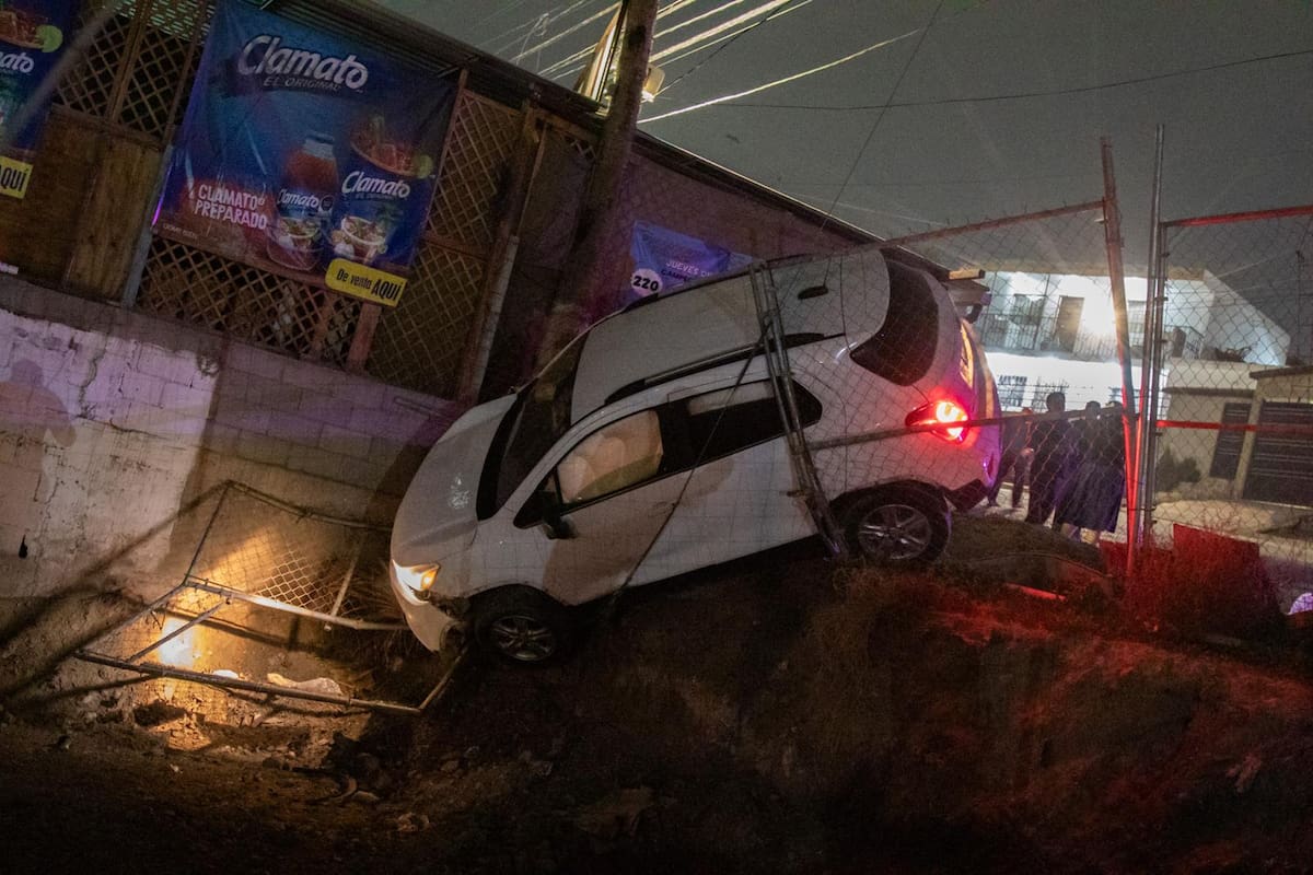 Camioneta se queda sin frenos y casi cae a desnivel al salir del bulevar 2000