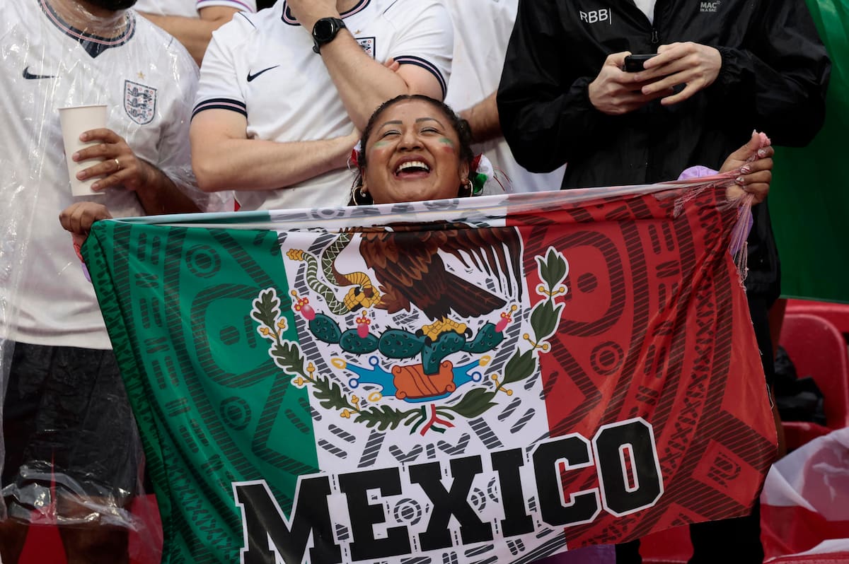 Una aficionada mexicana reacciona en el Ángel de la Independencia durante un partido de octavos de final de la Copa Mundial de la FIFA 2026 entre México e Inglaterra en la Ciudad de México, México, el 5 de julio de 2026. | Crédito: EFE/ Tomas Perez