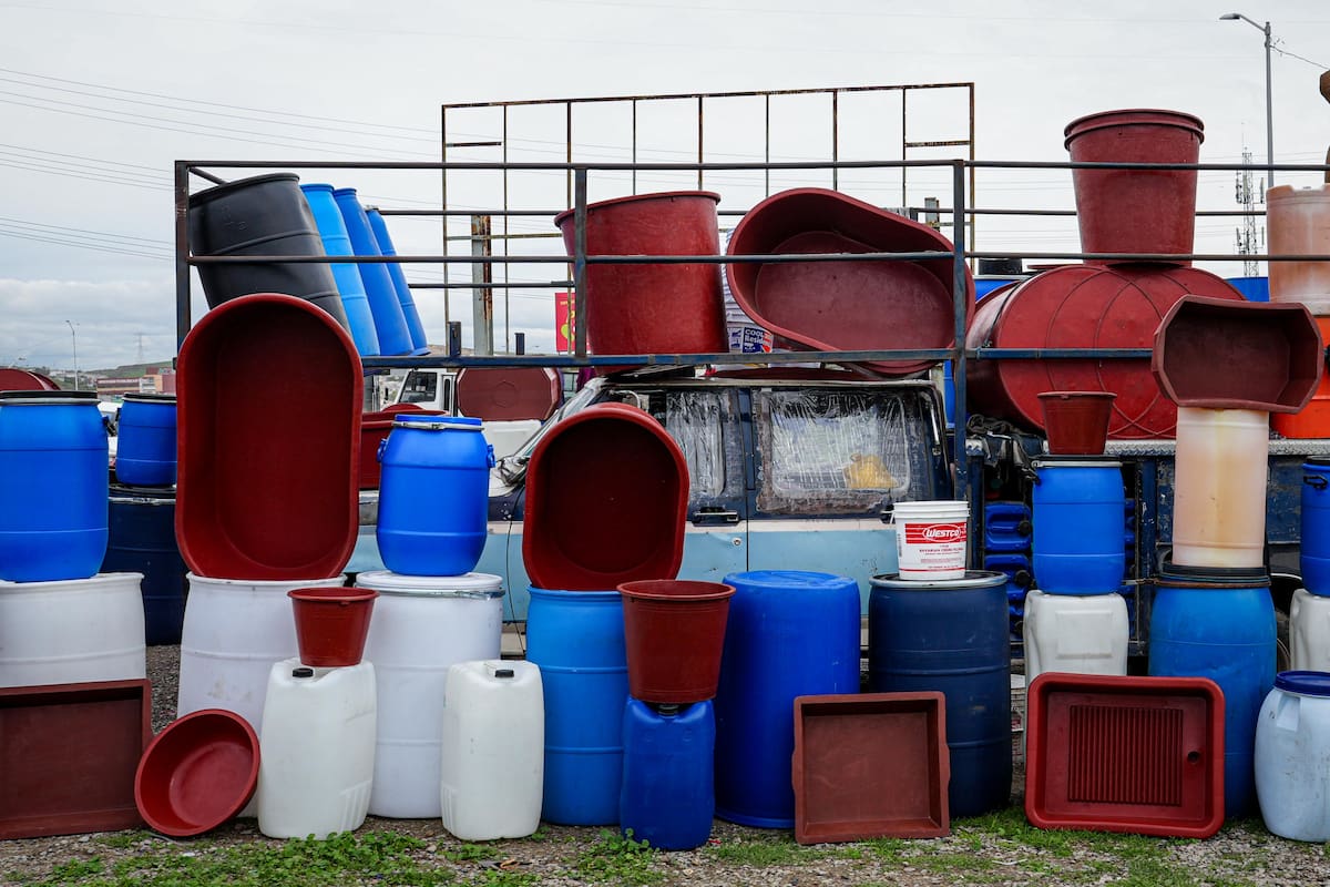 La compra de recipientes para almacenamiento y la reserva anticipada del suministro son parte de las acciones preventivas ante la suspensión del servicio en más de 600 colonias. Foto:
Leonardo González