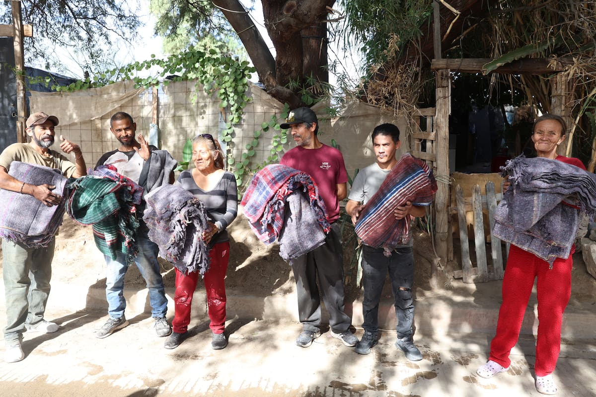 Vecinos de la colonia Invasión Guayacán recibieron cobijas, despensas y artículos esenciales durante la campaña del Cobertón Navideño, gracias a la solidaridad de los lectores de EL IMPARCIAL y La i.