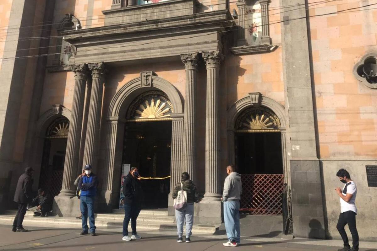 Acuden cientos de creyentes a misa de Miércoles de Ceniza en Catedral de Tijuana