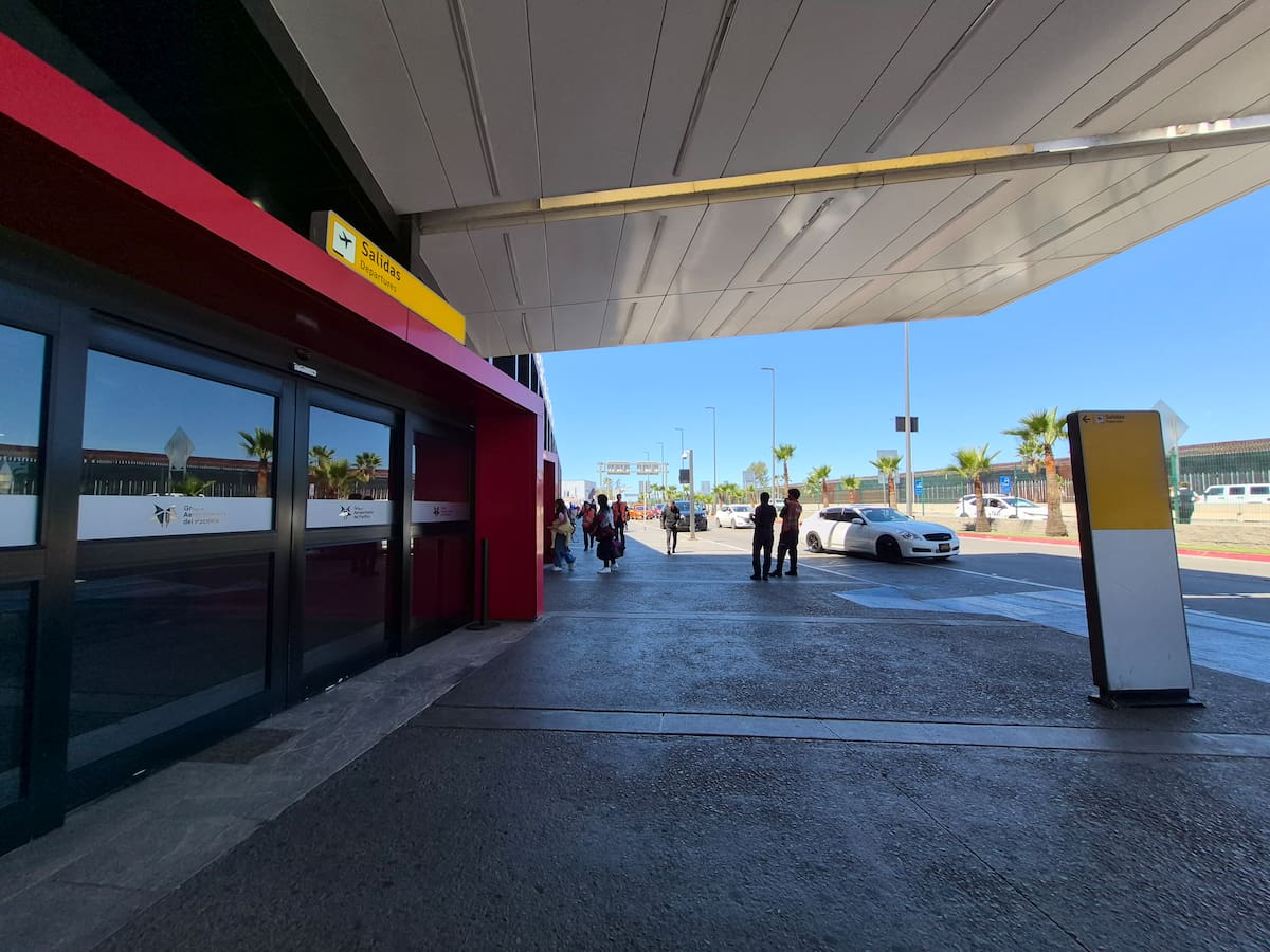 Aeropuerto Internacional de Tijuana después del hallazgo de dos hombres baleados en uno de sus estacionamientos. Foto: Michelle Castillo