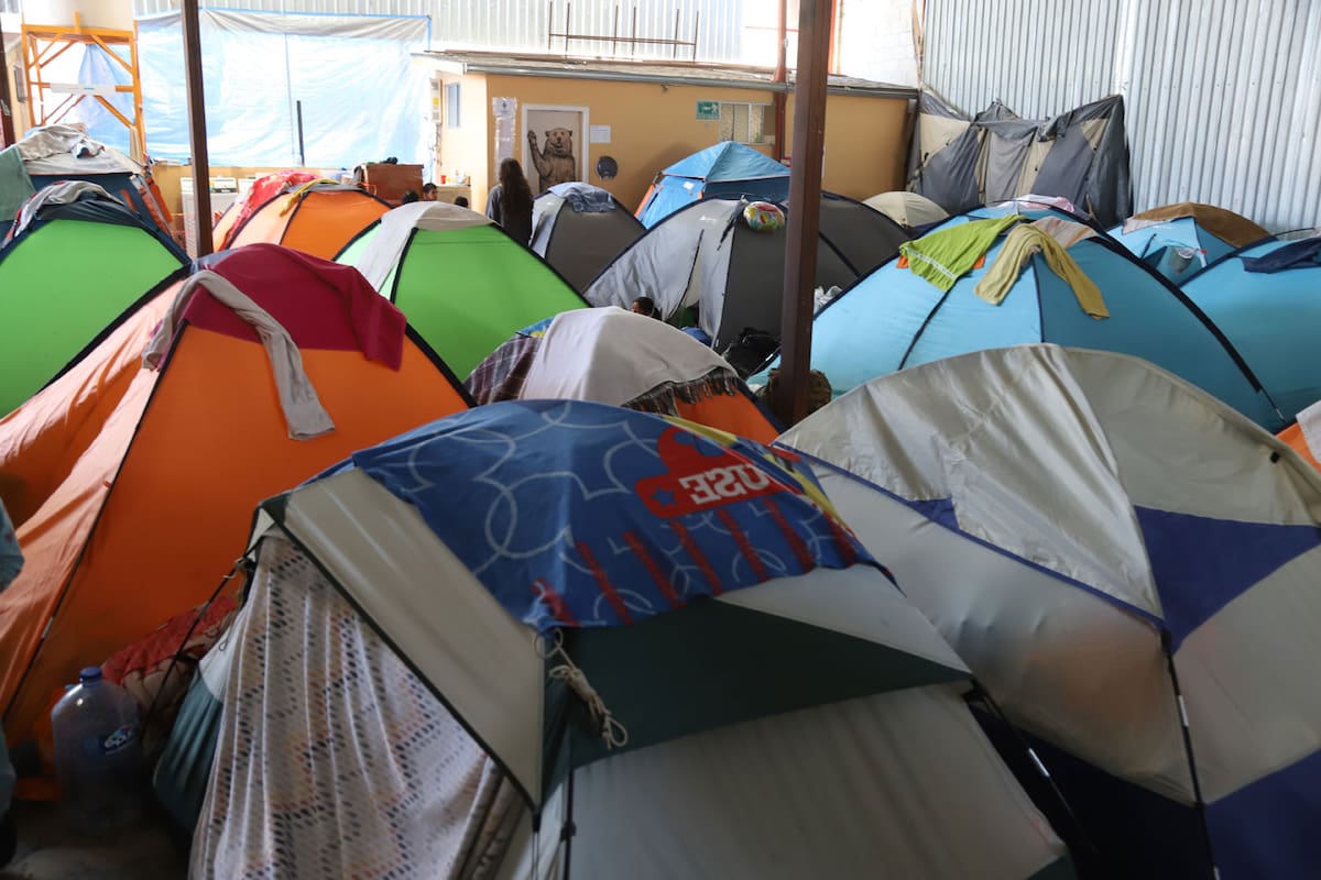 Evalúan sede de albergue para migrantes