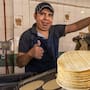 6,000 pesos por tonelada de maíz ofrece el Gobierno a 1,300 tortillerías en 186 centros para frenar el alza en el precio de la tortilla y proteger el gasto diario de millones de familias mexicanas