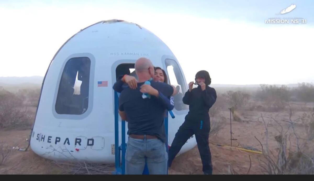 Jeff Bezos despide a su prometida, Lauren Sanchez, previo a su partida en cohete | Blue Origin