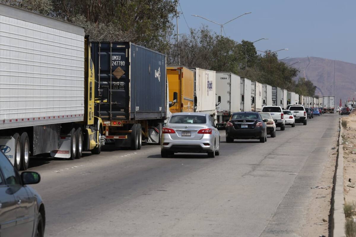 Se detienen operaciones de comercio por enfrentamiento en garitas internacionales