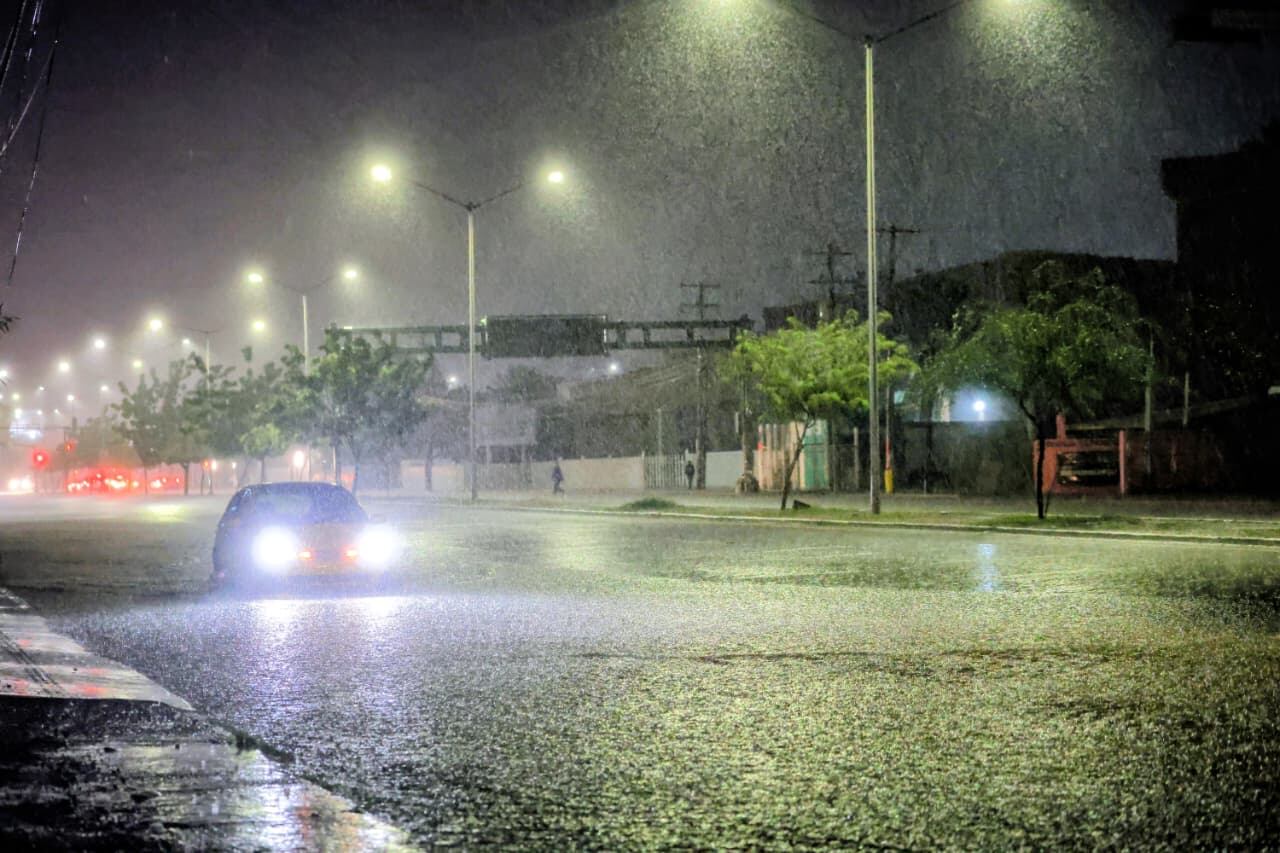 Un frente frío, una zona de baja presión con probabilidad de desarrollo ciclónico en el Pacífico, y canales de baja presión sobre el territorio nacional interactuarán de manera simultánea.