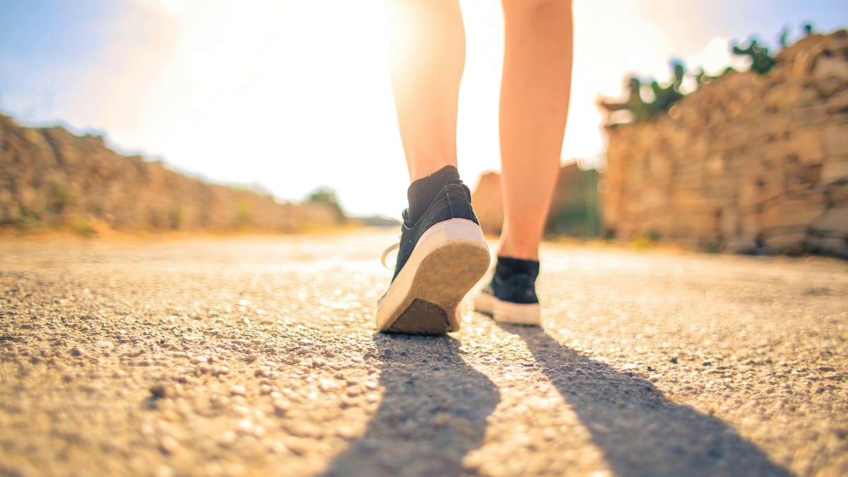 A diferencia de rutinas intensas que requieren entrenamiento, la caminata rápida ofrece una alternativa realista para cualquier persona. Foto: Canva