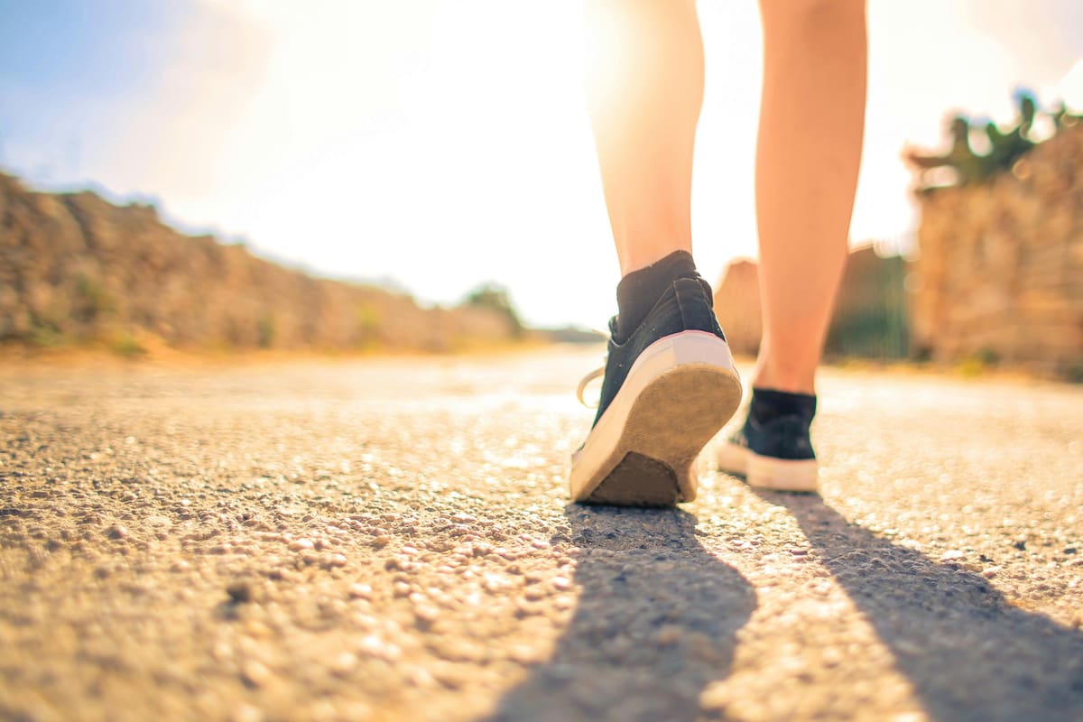 ¿Cuántos minutos de caminata rápida al día ayudan a prevenir enfermedades cardiovasculares?