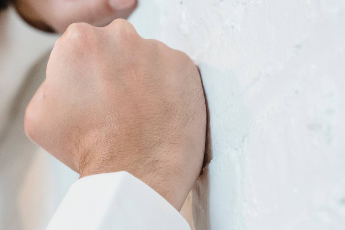 Joven golpea a la cabeza de su mamá contra la pared y lo arrestan en Hermosillo