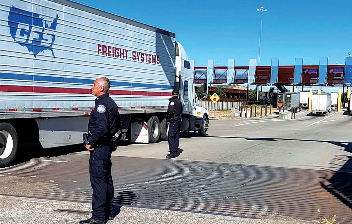 Primeros camiones que lograron pasar a Estados Unidos, después de un acuerdo parcial. FOTO: MANUEL JIMÉNEZ