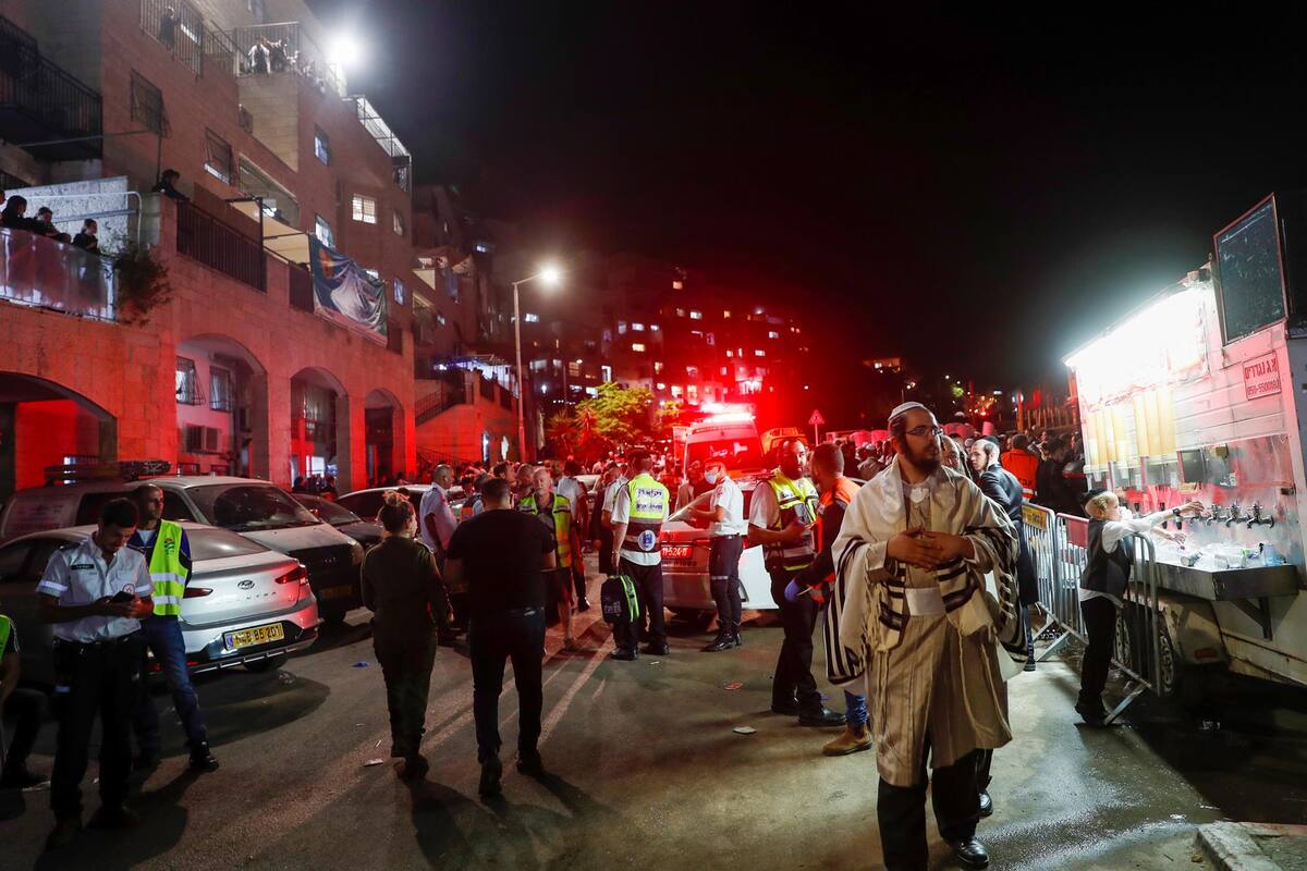 VIDEO: Dos muertos y decenas de heridos tras colapsar una grada en sinagoga israelí