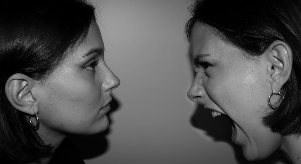 Factores como la familia, el trabajo y las experiencias personales pueden influir en la forma de hablar durante años. Foto: Pexels