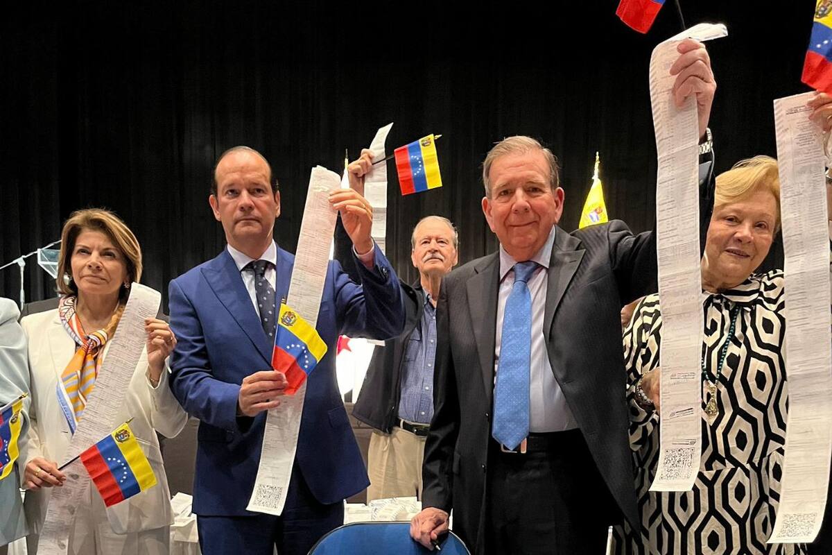 Edmundo González entrega actas que respaldan su presunto triunfo a Panamá