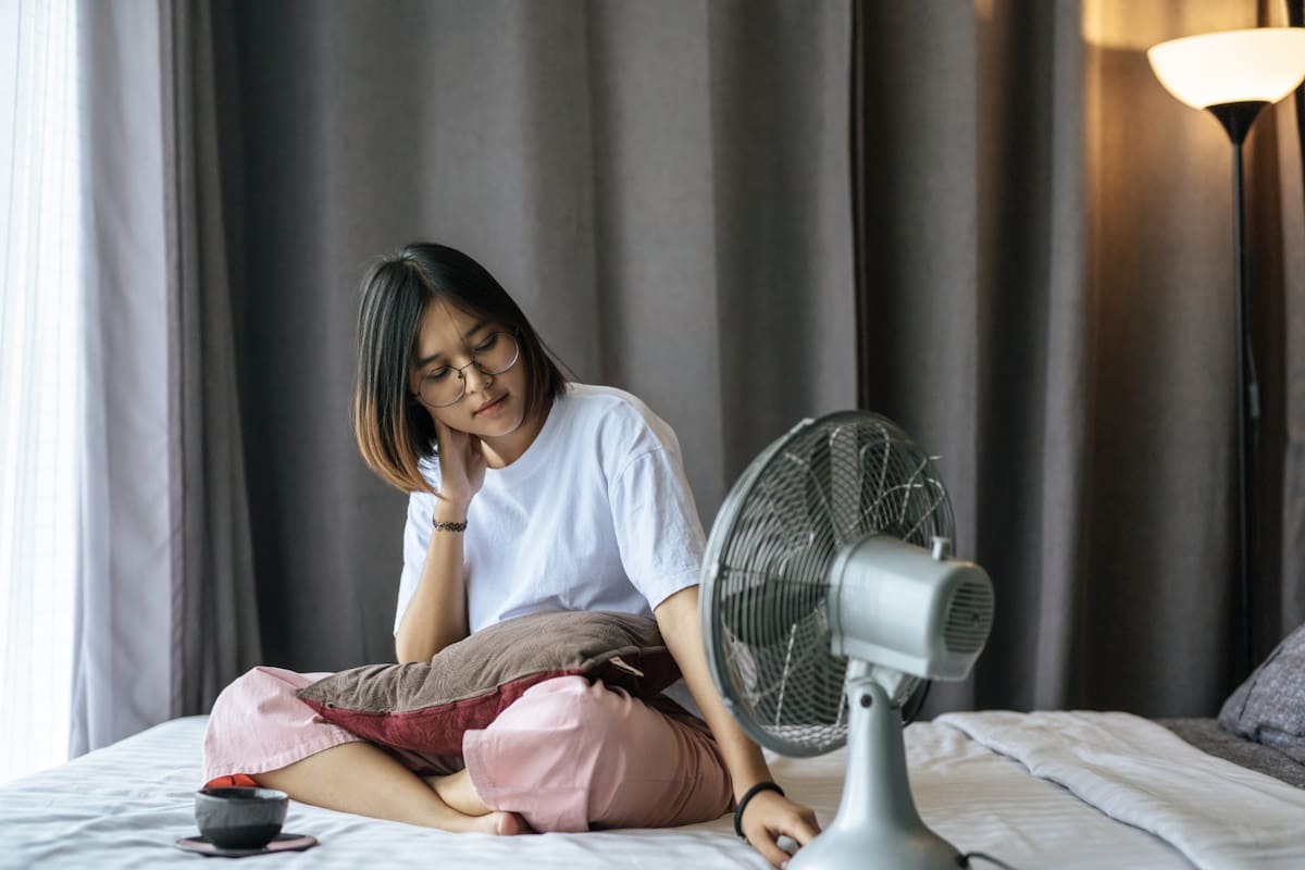 El objetivo no es sacrificar la comodidad durante las altas temperaturas, sino sacarle el mayor provecho a las herramientas que ya se tienen para refrescarse en casa. | Foto: Magnific
