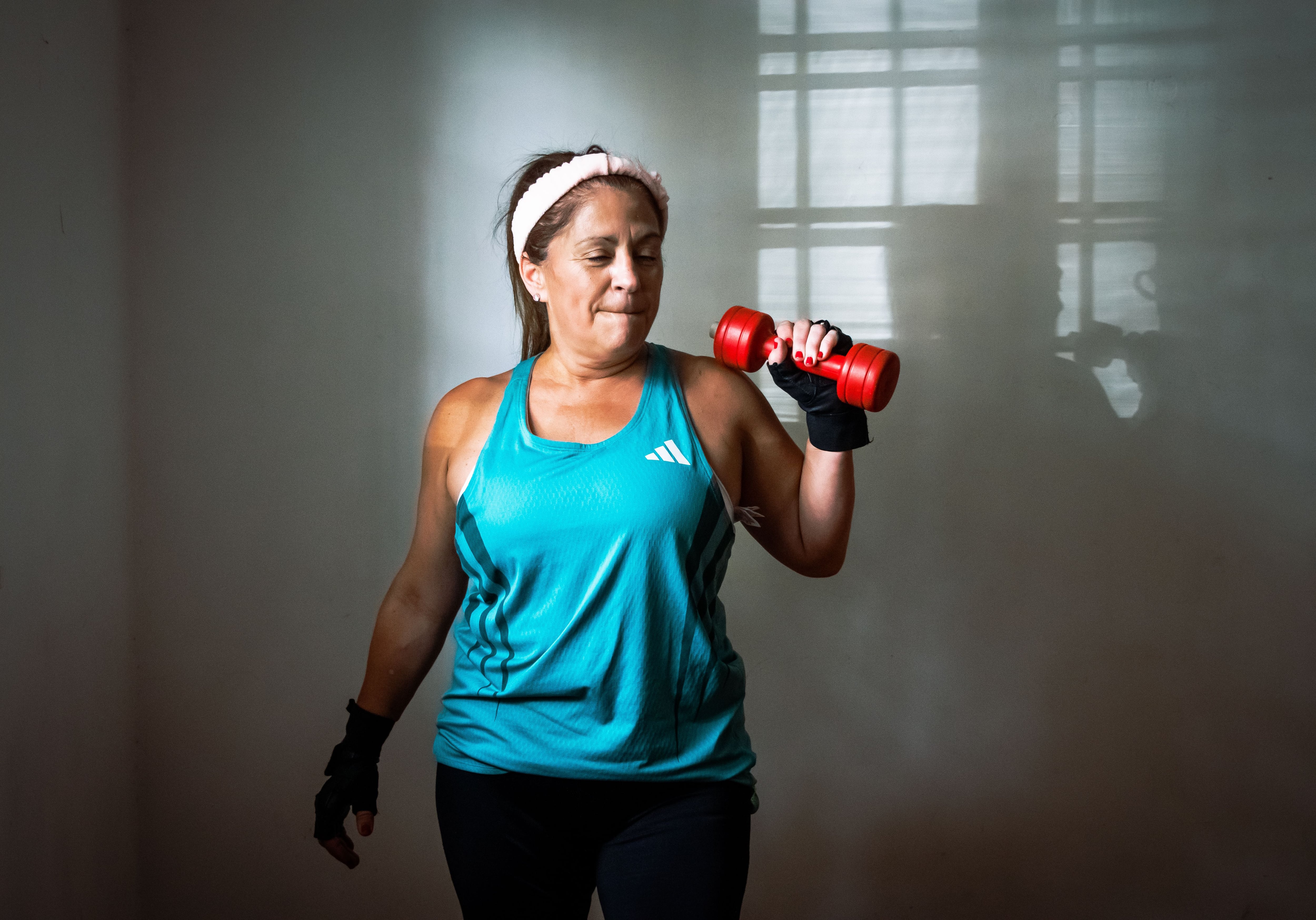 El entrenamiento con mancuernas permite aumentar la resistencia de forma gradual y adaptarla a las capacidades de cada persona. Foto: Pexels