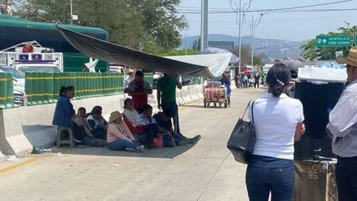 Comunidades originarias me’phaa bloquean la Autopista del Sol para exigir tierras prometidas en Guerrero