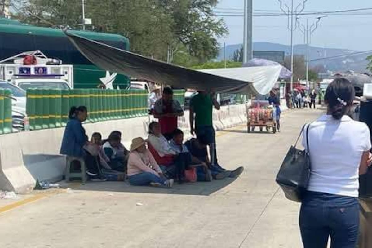 Comunidades originarias me’phaa bloquean la Autopista del Sol para exigir tierras prometidas en Guerrero
