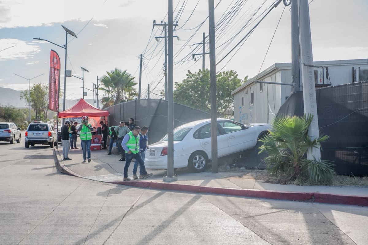 Conductor pierde el control y choca contra barda del Aeropuerto de Tijuana