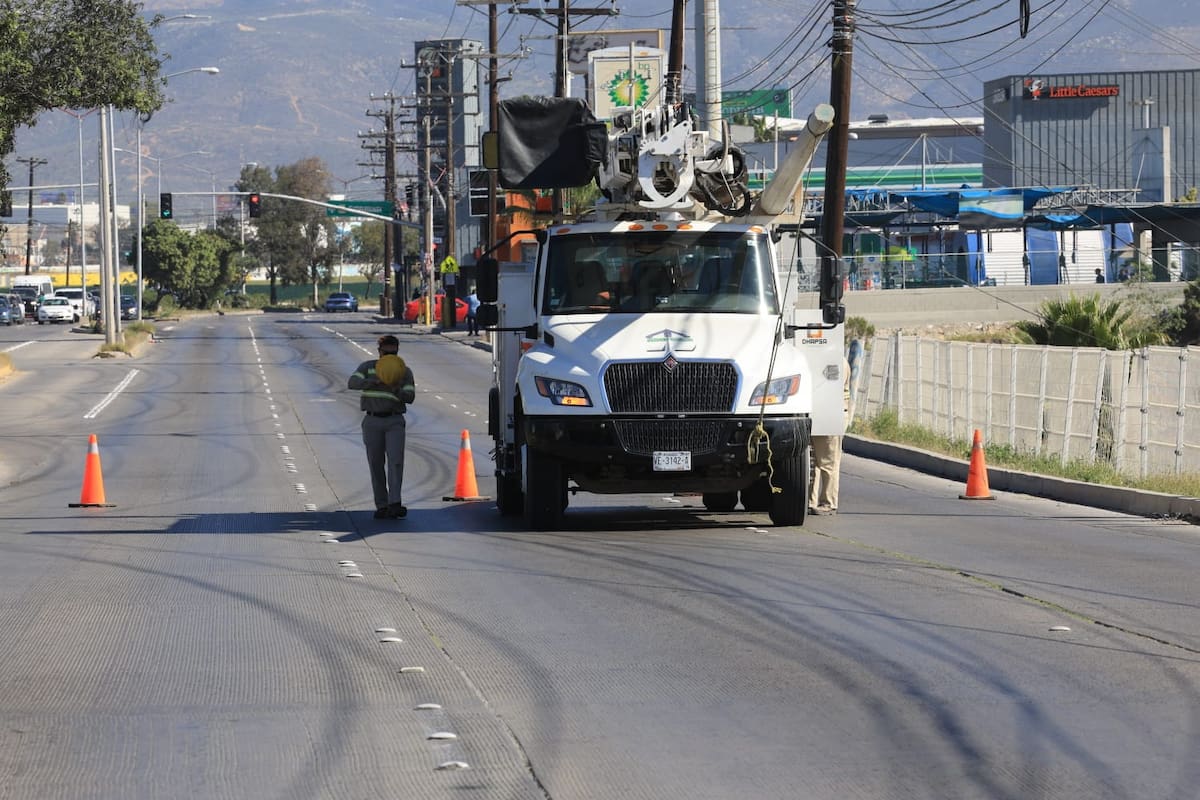 El impacto fue de tal magnitud que dos postes de energía eléctrica fueron derribados por completo. Foto: Sergio Ortiz