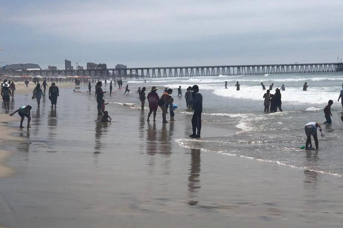 Acuden miles a playas de Rosarito antes del regreso a clases