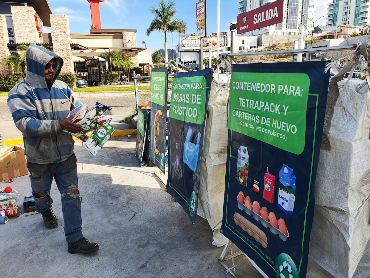 En los Reciclacentros hay personal que explica a los hermosillenses cómo disponer correctamente de los
materiales. FOTO: BANCO DIGITAL