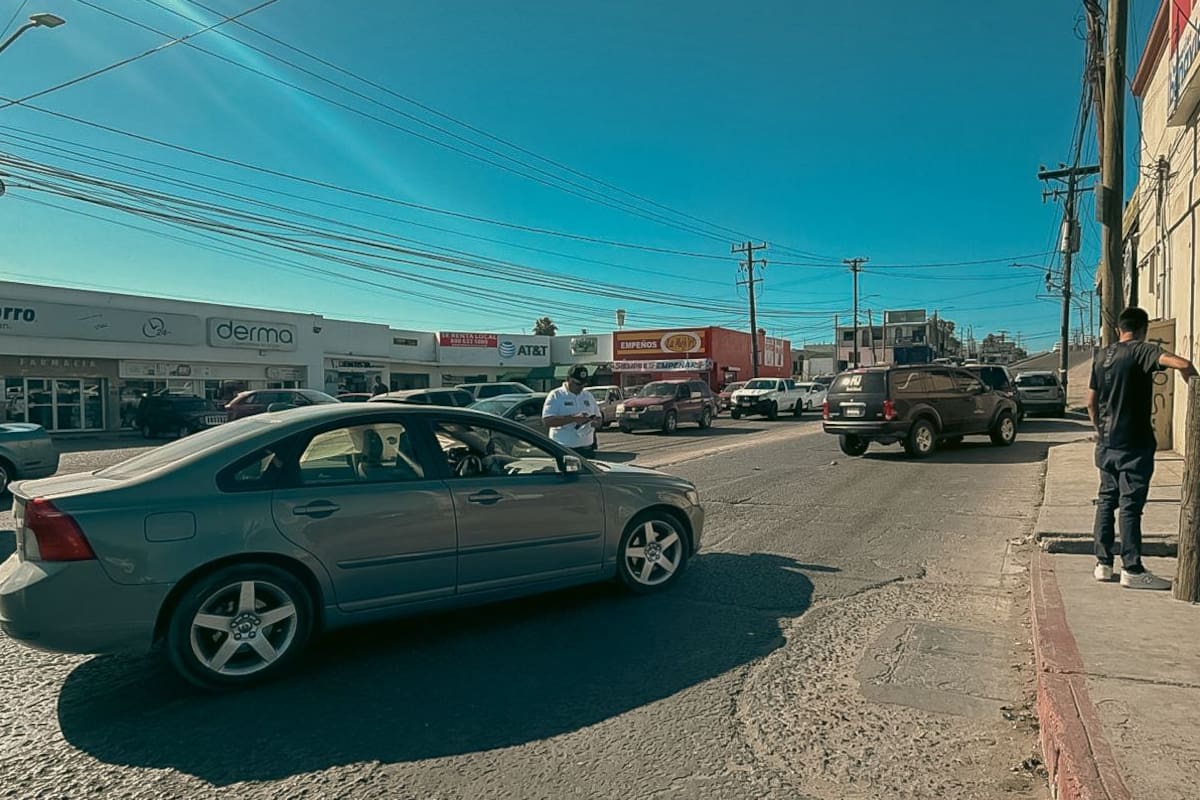 Carroza fúnebre y auto chocan en Tijuana; hay dos lesionadas