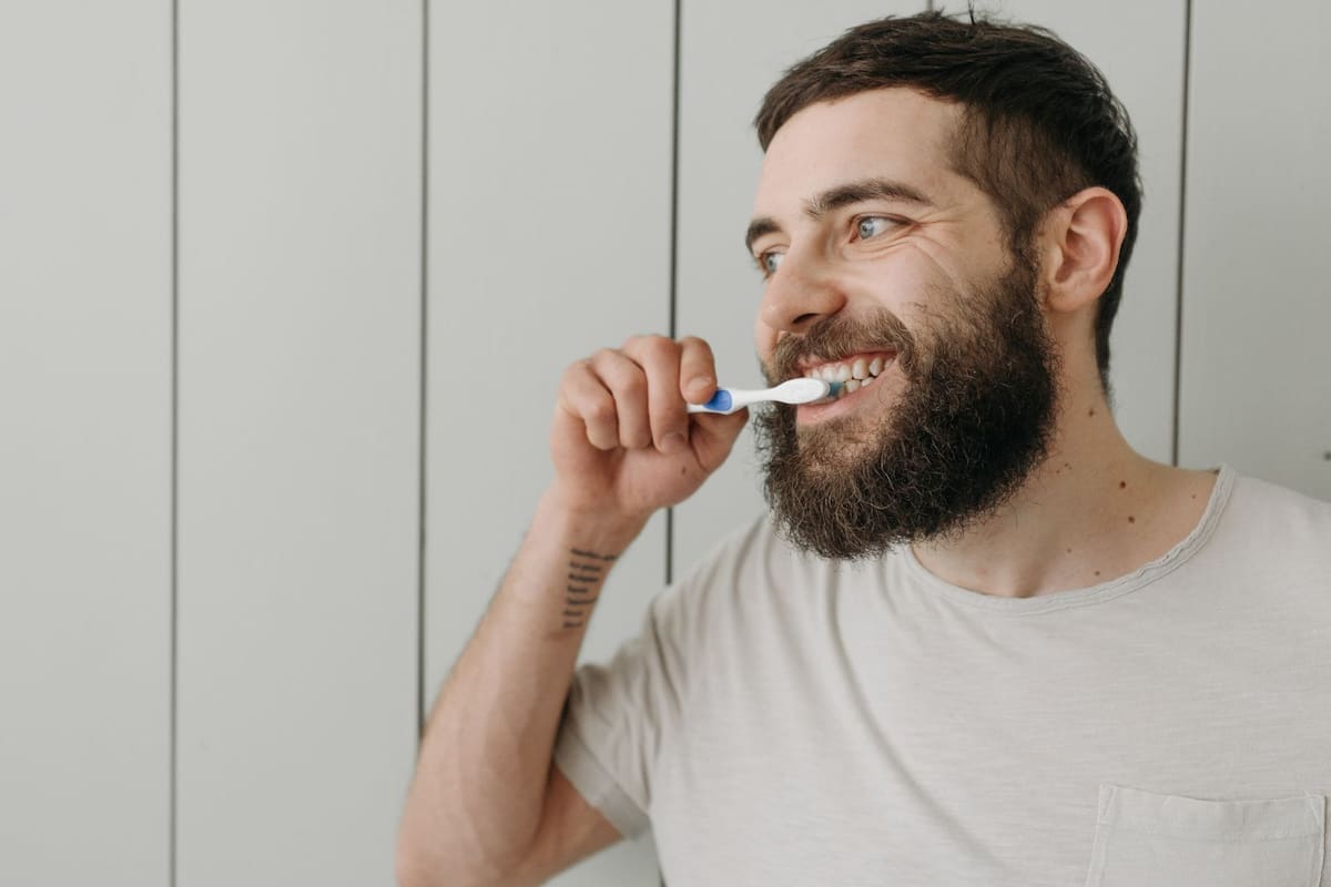 ¿Es mejor cepillarse los dientes antes o después del desayuno?