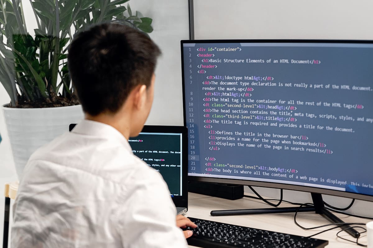 Pasar más de seis horas al día frente a una pantalla podría aumentar el riesgo de dolor de cuello, según expertos