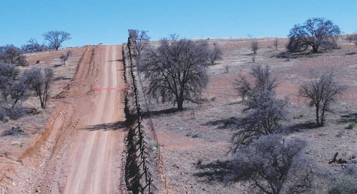 La construcción del muro fronterizo abarcaría cerca de 100 kilómetros de tierras Tohono O’odham entre Arizona y Sonora. Autoridades tribales analizan alternativas para detener las obras. FOTO: MANUEL JIMÉNEZ