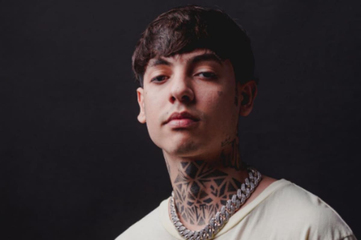 Amenazan a Natanael Cano en manta colgada en preparatoria