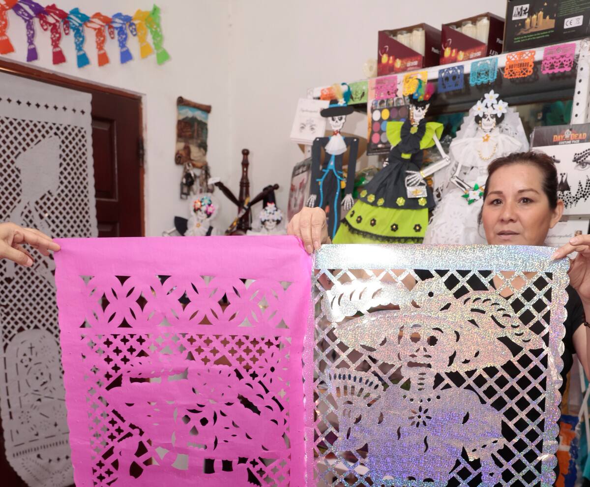 María Clotilde de Torres, de 51
años, vende diferentes artículos para decorar los altares de
muertos.