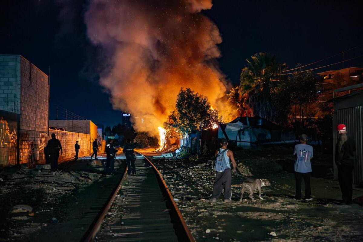 A los rescatistas se les informó que el siniestro había comenzado en una casa de racas. Foto: Border Zoom