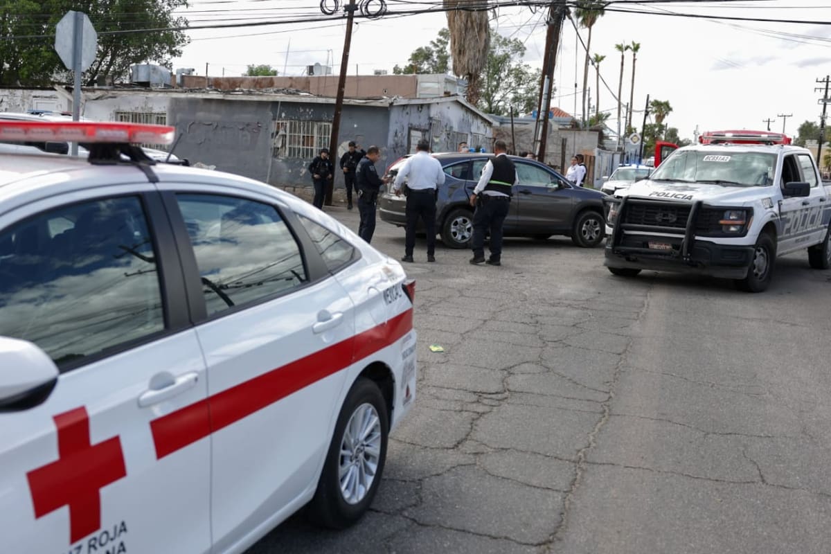 Choca patrulla municipal contra camioneta y deja una mujer lesionada