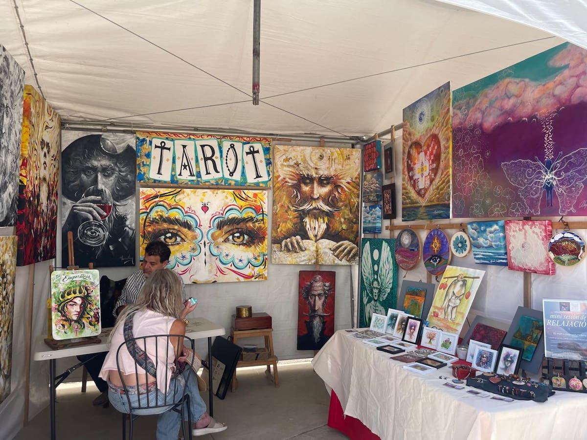 Más de 85 artistas y artesanos de distintos estados del país participan en la edición 2026 del Art Walk Rosarito, evento que celebra 15 años promoviendo el arte, la cultura y el talento nacional en el Ceart. Foto: Carmen Gutiérrez