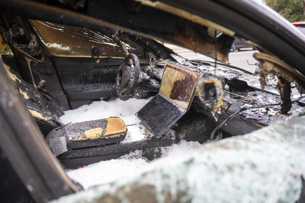 Un coche Tesla calcinado se encuentra en el distrito de Steglitz en Berlín, el viernes 14 de marzo de 2025, mientras se sospecha que cuatro Teslas fueron incendiados en Berlín la noche anterior. | Crédito: Christophe Gateau/dpa vía AP