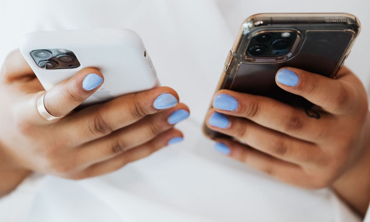 La CRT aclara que el registro obligatorio vincula tu identidad al número y no al aparato físico, por lo que no requieres un nuevo trámite al estrenar celular, pero exige consultar al operador si haces portabilidad para evitar la desconexión | Pexels