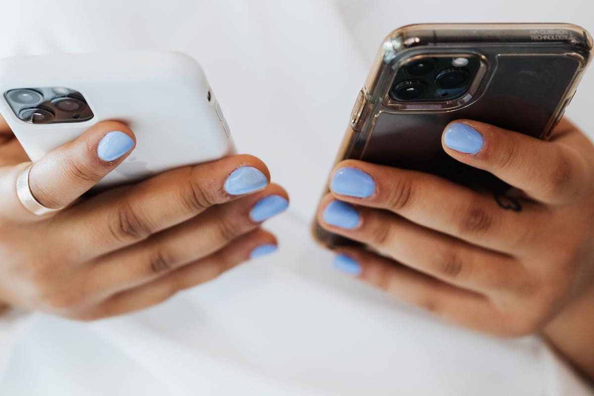 La CRT aclara que el registro obligatorio vincula tu identidad al número y no al aparato físico, por lo que no requieres un nuevo trámite al estrenar celular, pero exige consultar al operador si haces portabilidad para evitar la desconexión