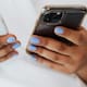La CRT aclara que el registro obligatorio vincula tu identidad al número y no al aparato físico, por lo que no requieres un nuevo trámite al estrenar celular, pero exige consultar al operador si haces portabilidad para evitar la desconexión